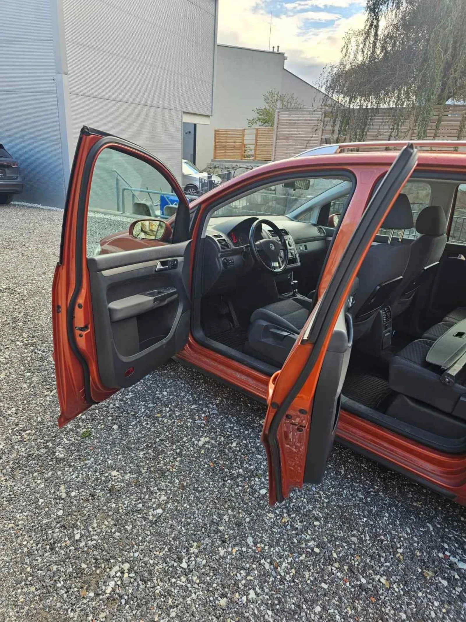 VW Touran 2.0TDI(140)* АВТОМАТИК* FACELIFT* НОВ ВНОС*  - изображение 8 | Auto.bg VW Touran 2.0TDI(140)* АВТОМАТИК* FACELIFT* НОВ ВНОС*  - изображение 8