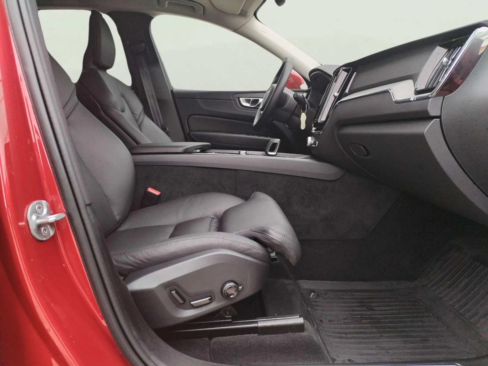 Volvo XC60 2.0 B5 - изображение 9 | Auto.bg Volvo XC60 2.0 B5 - изображение 9