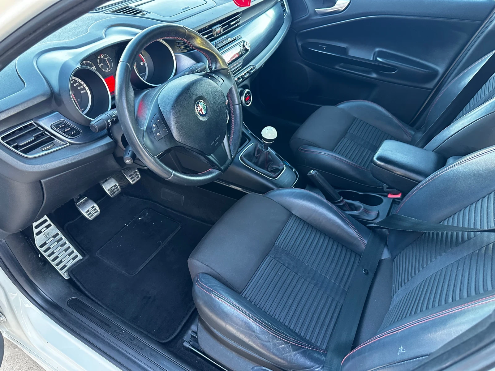 Alfa Romeo Giulietta 2.0 JTDM - КОЖА -  - изображение 8 | Auto.bg Alfa Romeo Giulietta 2.0 JTDM - КОЖА -  - изображение 8
