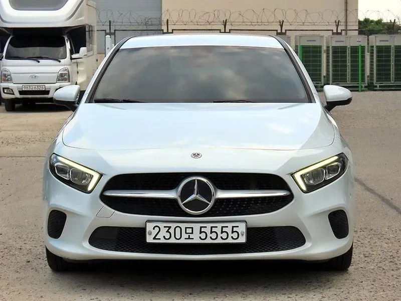 Mercedes-Benz 220 Hatchback | Auto.bg — изображение 1 Mercedes-Benz 220 Hatchback | Auto.bg — изображение 1