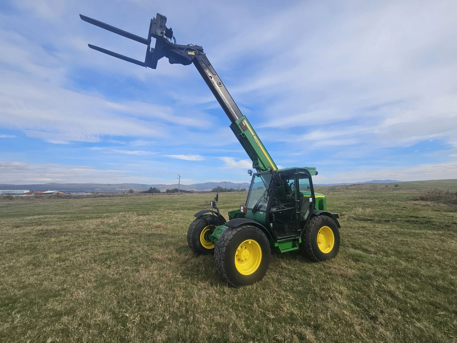 Телескопичен товарач John Deere 3215 - изображение 8 | Auto.bg Телескопичен товарач John Deere 3215 - изображение 8