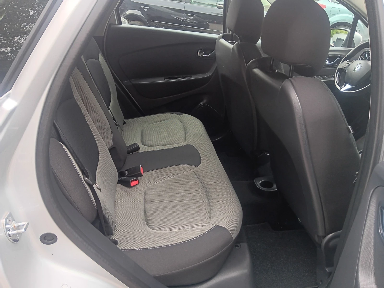 Renault Captur 1.2Тсе* AUT* Dynamic - изображение 10 | Auto.bg Renault Captur 1.2Тсе* AUT* Dynamic - изображение 10