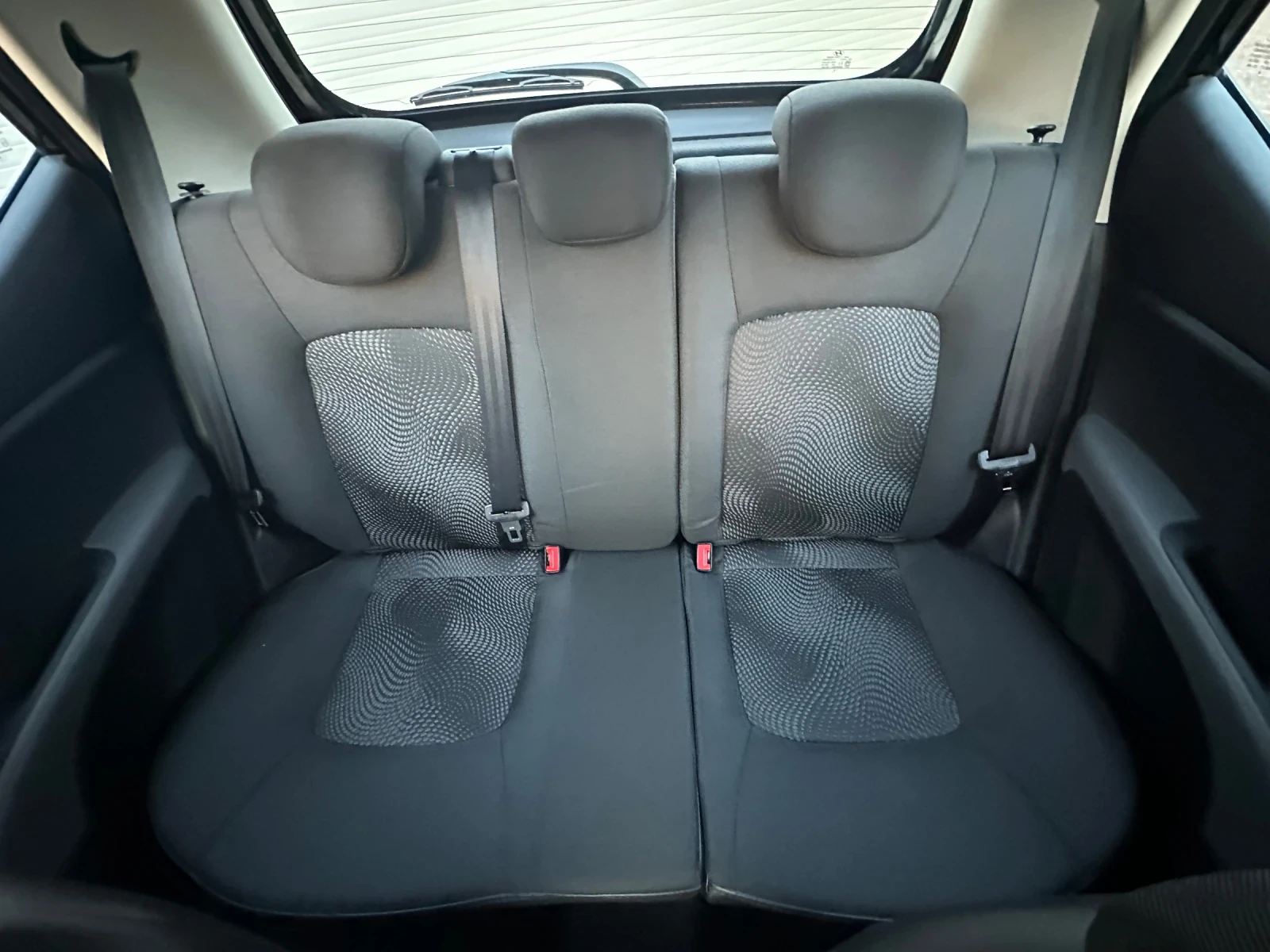 Hyundai I10 1.1* КЛИМА* РЕАЛНИ KM* 4 ЦИЛИНДЪРА*  - изображение 10 | Auto.bg Hyundai I10 1.1* КЛИМА* РЕАЛНИ KM* 4 ЦИЛИНДЪРА*  - изображение 10