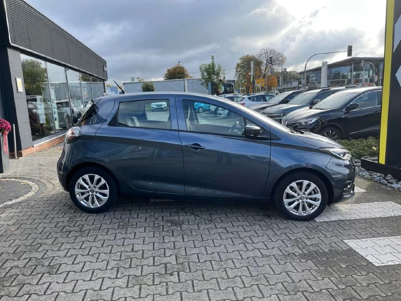 Renault Zoe 52kWh_CCS_Камера_Пред/Зад.пактр_SoH 96%_Сертиф - изображение 2 | Auto.bg Renault Zoe 52kWh_CCS_Камера_Пред/Зад.пактр_SoH 96%_Сертиф - изображение 2