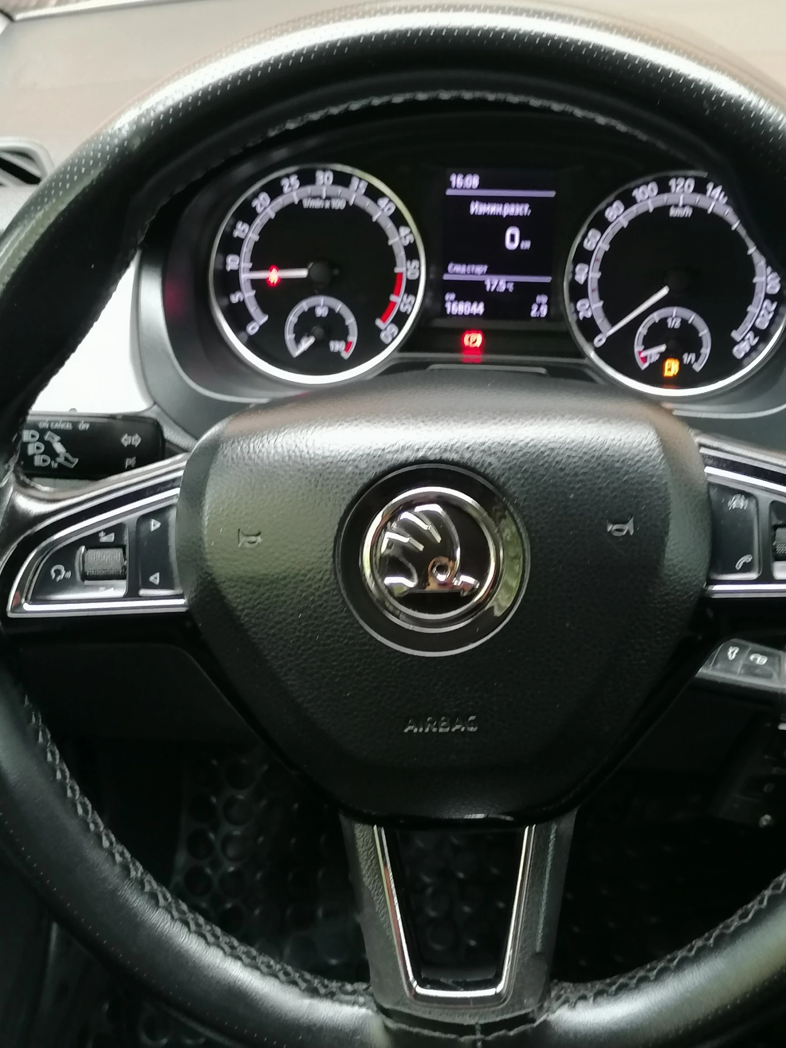 Skoda Rapid 1.6TDI 115k.c. - изображение 10 | Auto.bg Skoda Rapid 1.6TDI 115k.c. - изображение 10