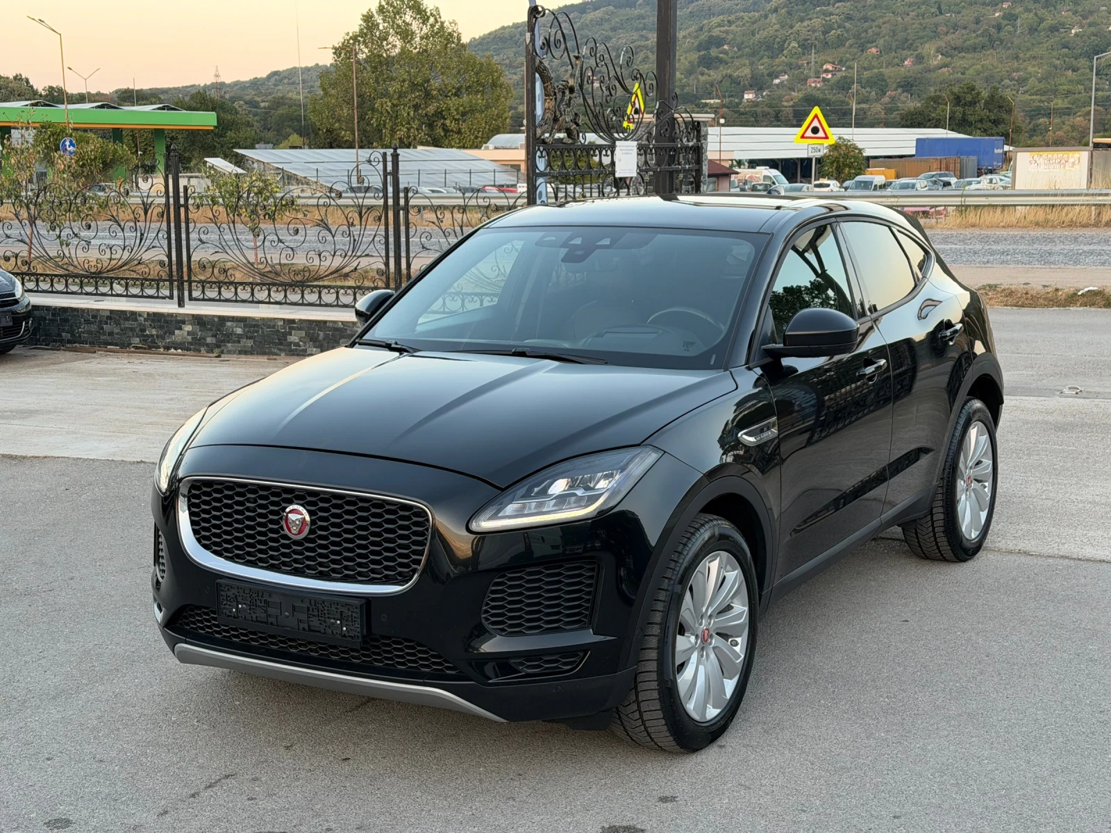 Jaguar E-pace 2.0D AWD АВТОМАТ | Auto.bg — изображение 1 Jaguar E-pace 2.0D AWD АВТОМАТ | Auto.bg — изображение 1
