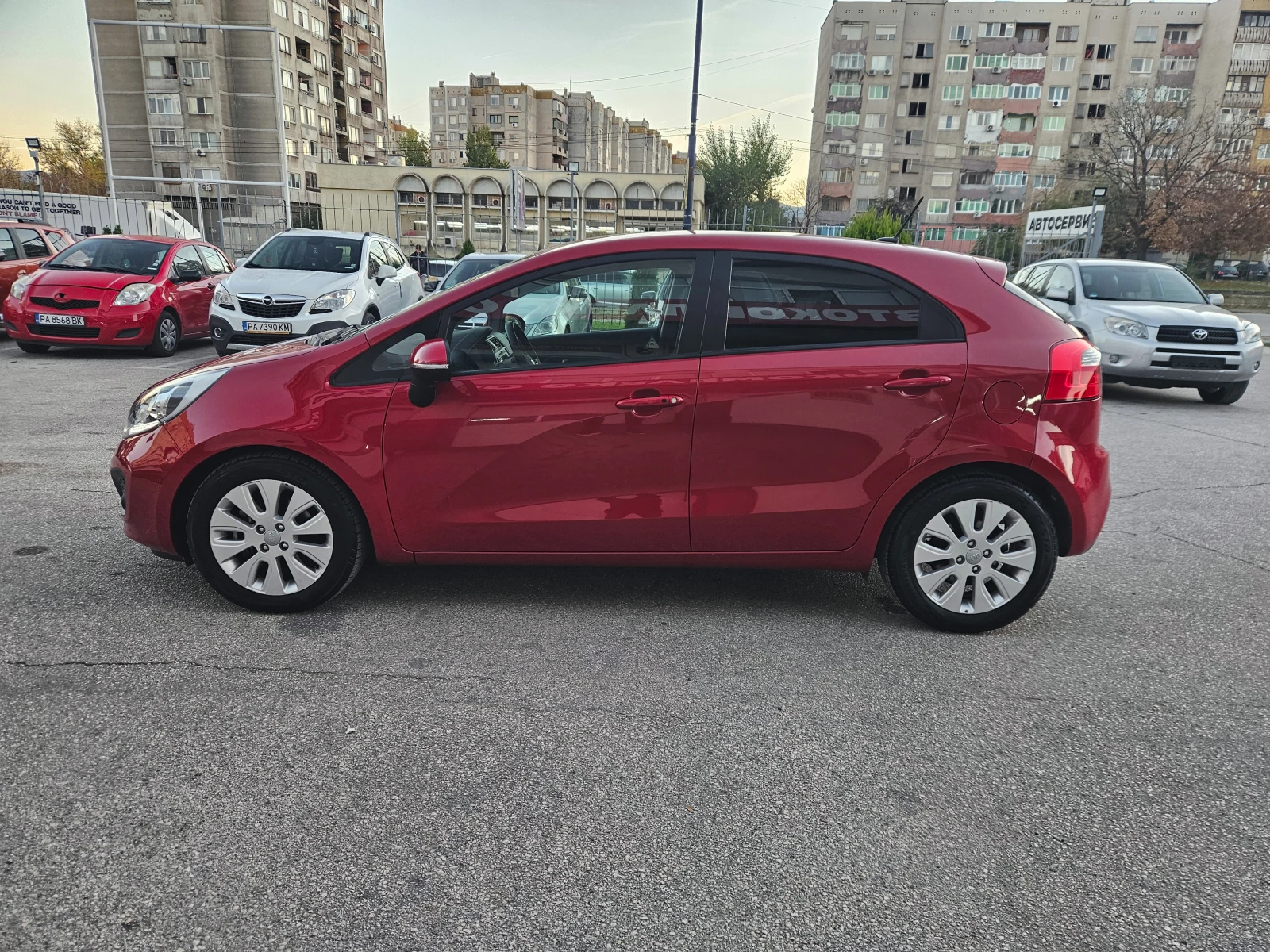Kia Rio 1.4i-Automatic/Navi/Камера/Xenon - изображение 2 | Auto.bg Kia Rio 1.4i-Automatic/Navi/Камера/Xenon - изображение 2