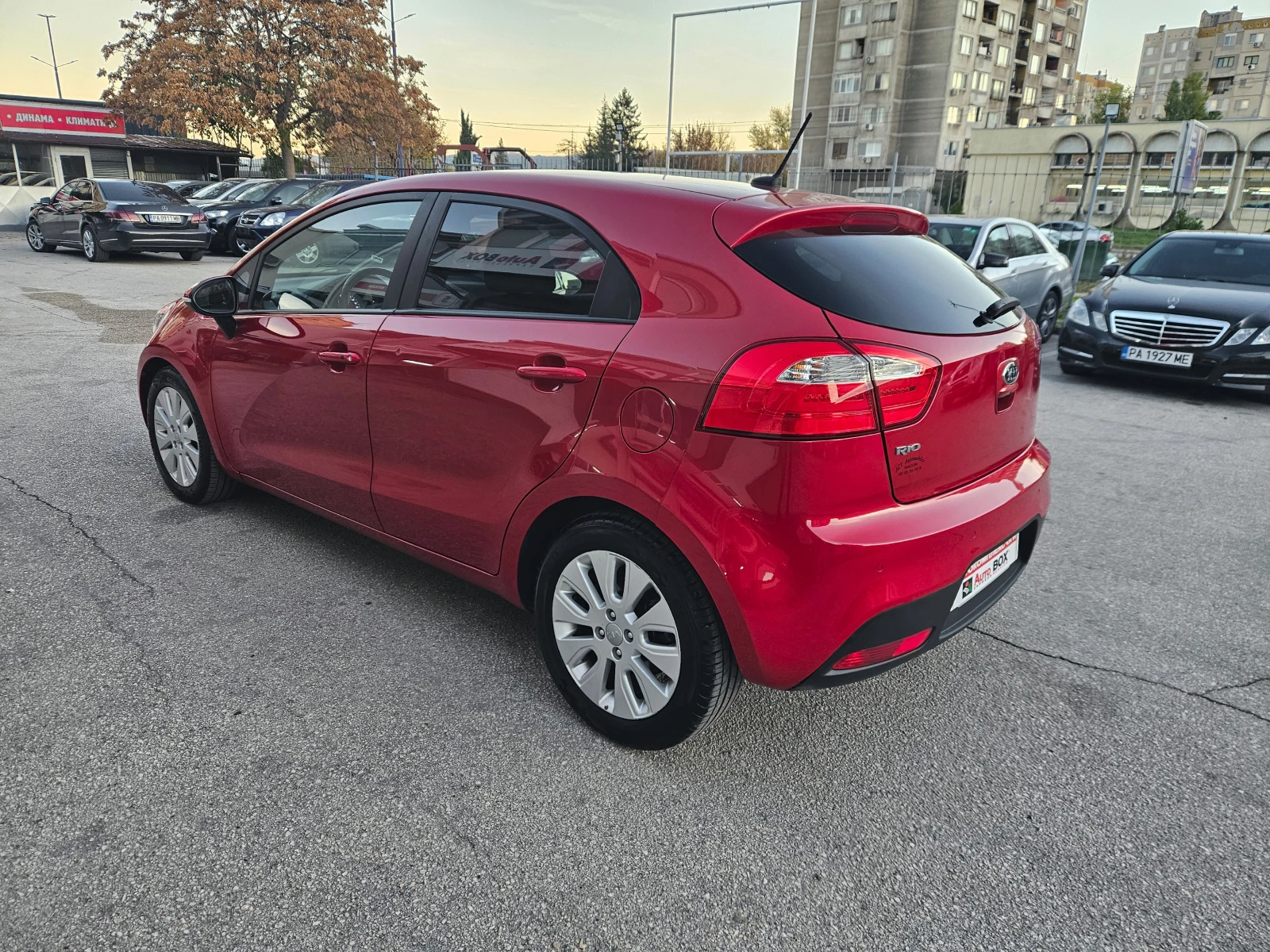 Kia Rio 1.4i-Automatic/Navi/Камера/Xenon - изображение 3 | Auto.bg Kia Rio 1.4i-Automatic/Navi/Камера/Xenon - изображение 3