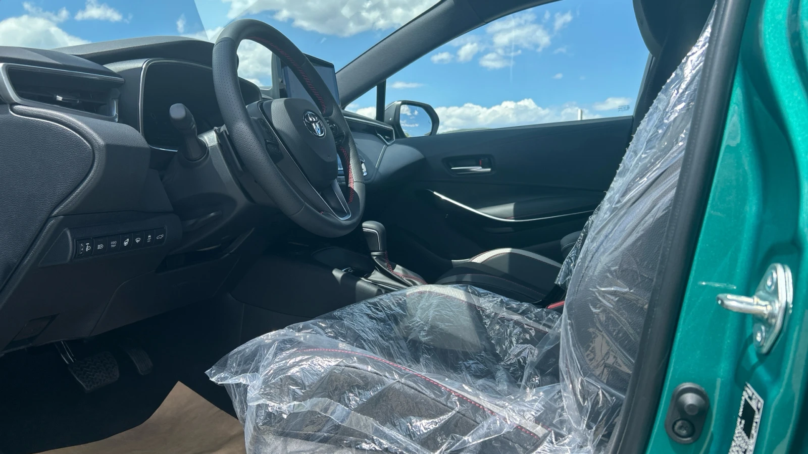 Toyota Corolla T.S 2.0 HEV GR SPORT - изображение 10 | Auto.bg Toyota Corolla T.S 2.0 HEV GR SPORT - изображение 10