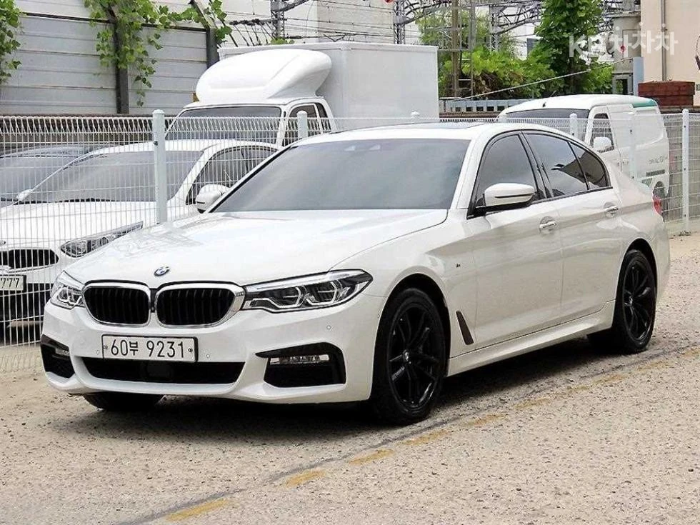 BMW 530 XDRIVE M SPORT + HEAD UP/360/PANO/FULL | Auto.bg — изображение 1 BMW 530 XDRIVE M SPORT + HEAD UP/360/PANO/FULL | Auto.bg — изображение 1