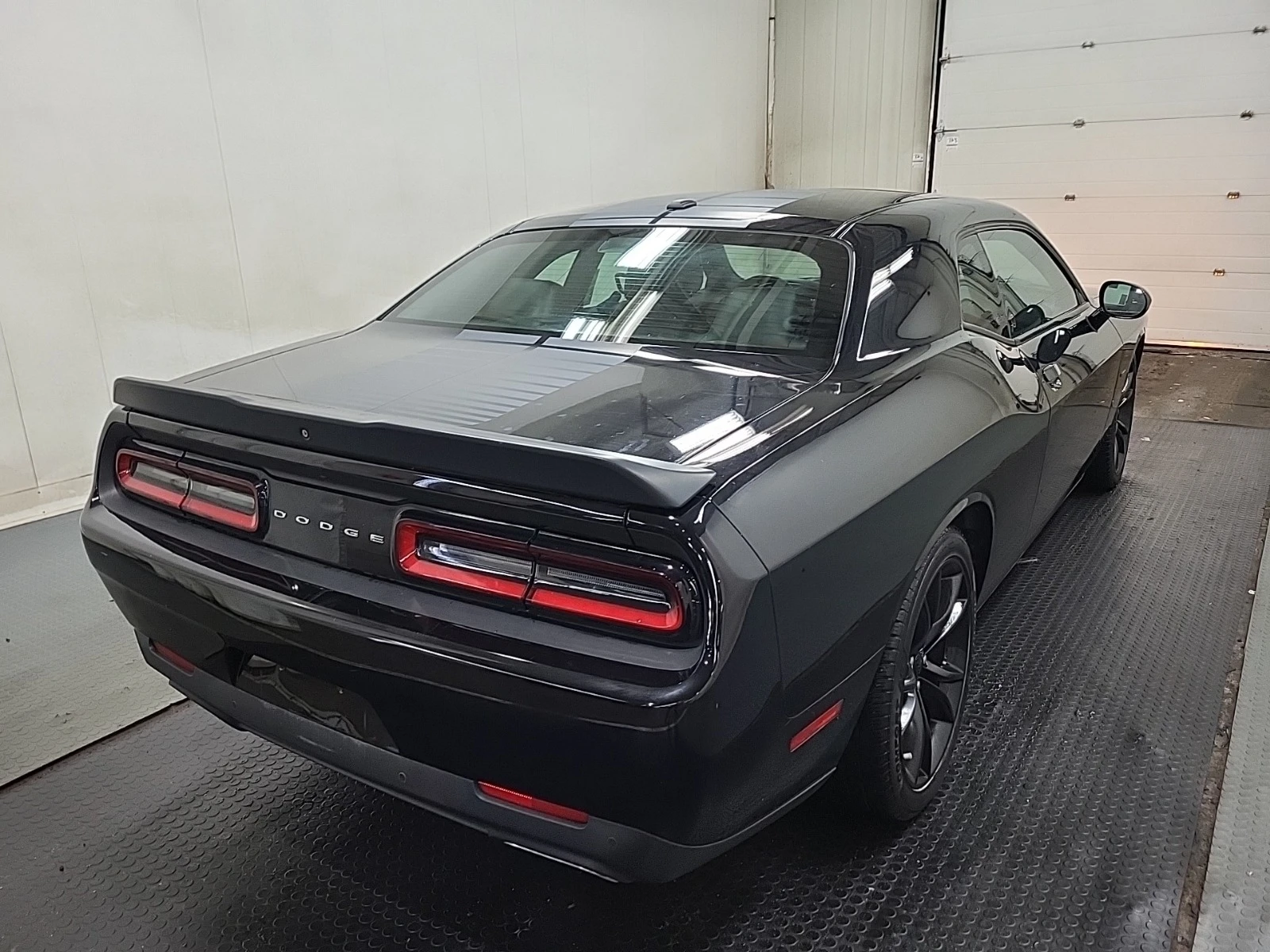 Dodge Challenger RT * * 5.7 * * 8ZF * * CARFAX * * АВТО КРЕДИТ * *  - изображение 4 | Auto.bg Dodge Challenger RT * * 5.7 * * 8ZF * * CARFAX * * АВТО КРЕДИТ * *  - изображение 4