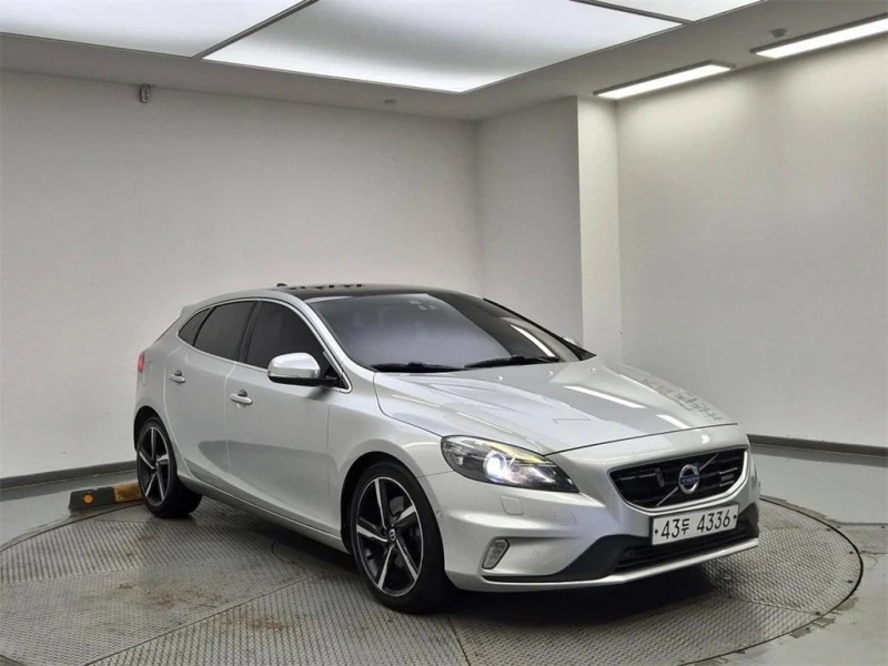 Volvo V40 2.0L R DESIGN - 8350 € / 16331.18 лв. - 76985841 1 | Car24.bg Volvo V40 2.0L R DESIGN - 8350 € / 16331.18 лв. - 76985841 1