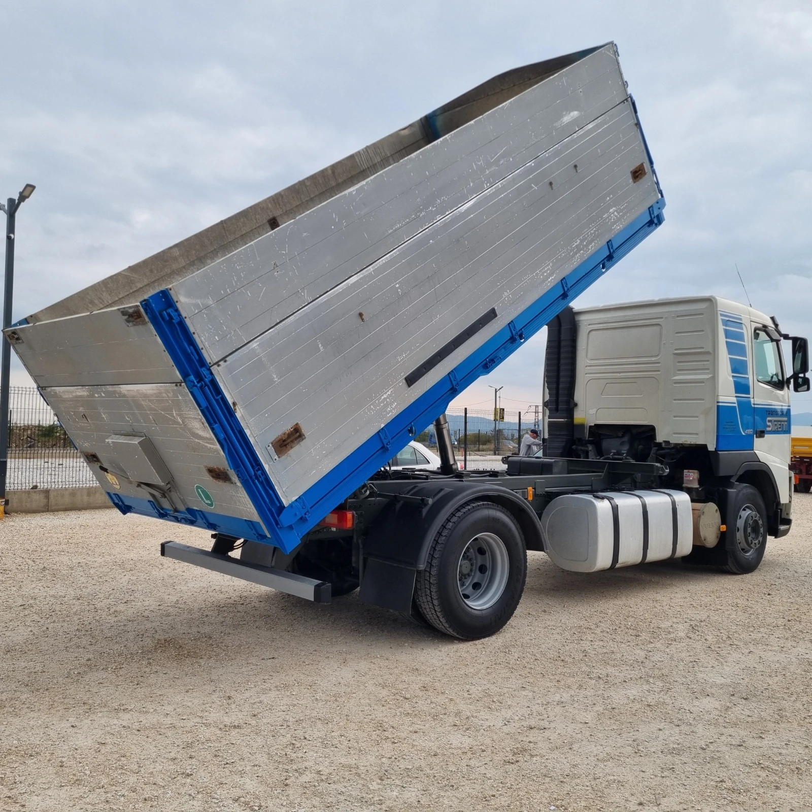 Volvo Fh 12 Тристранен 5.10м - изображение 5 | Auto.bg Volvo Fh 12 Тристранен 5.10м - изображение 5