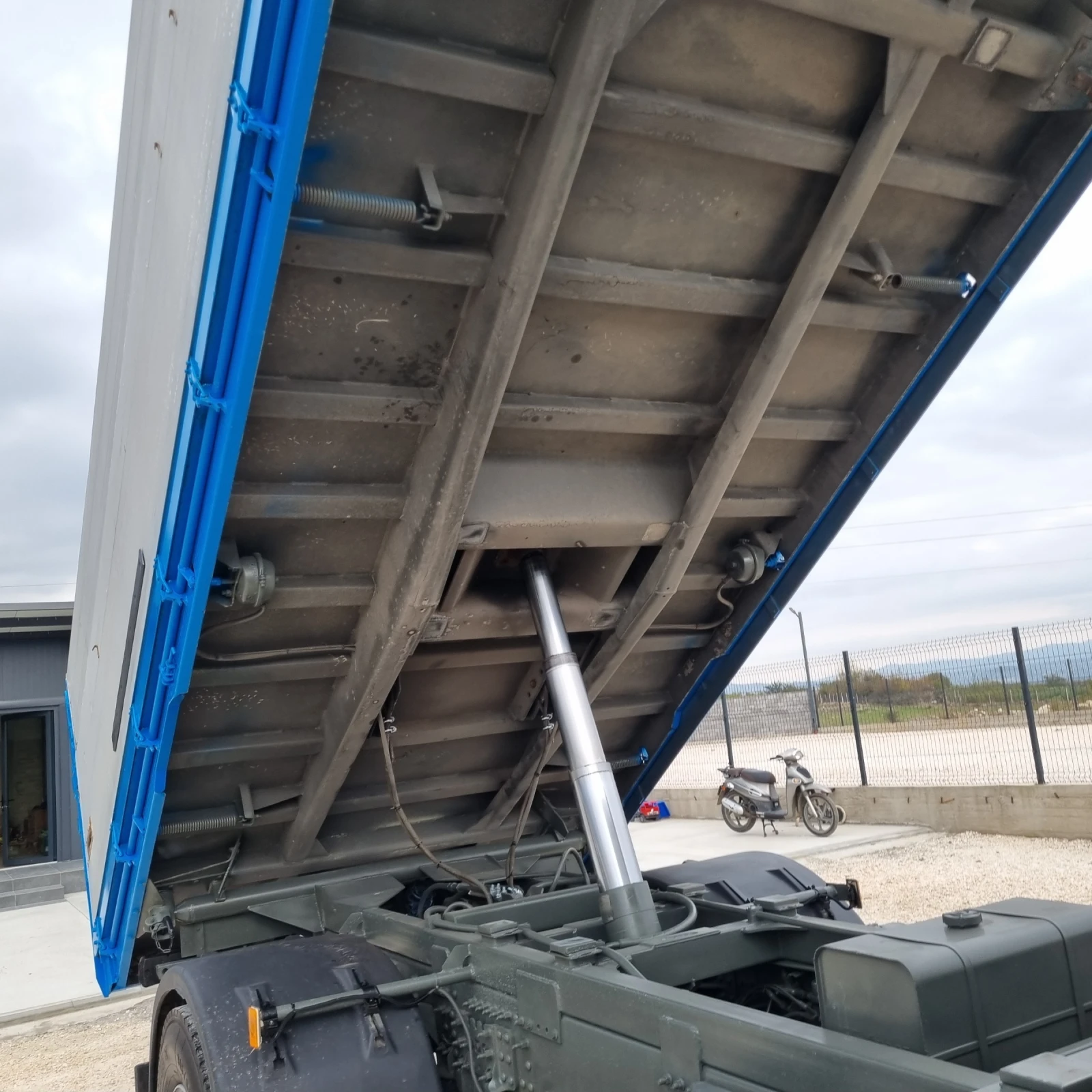 Volvo Fh 12 Тристранен 5.10м - изображение 4 | Auto.bg Volvo Fh 12 Тристранен 5.10м - изображение 4