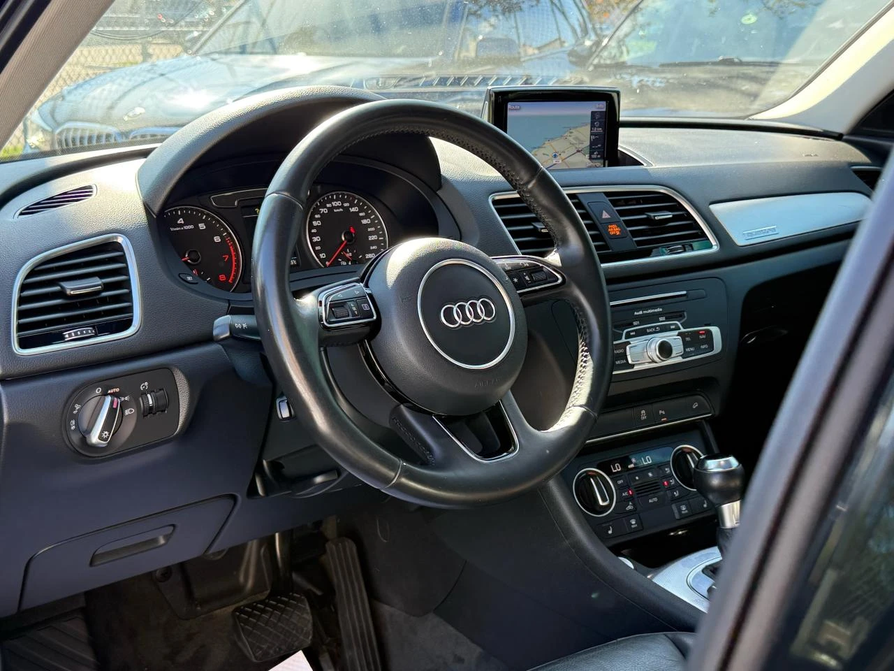 Audi Q3 2.0 TFSI Quattro / Technik / S-Line / PANO - изображение 8 | Auto.bg Audi Q3 2.0 TFSI Quattro / Technik / S-Line / PANO - изображение 8