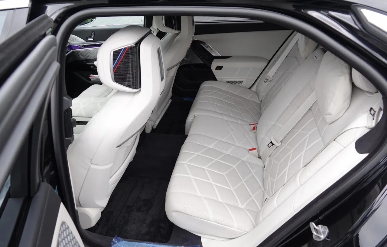 BMW 740 M-Sport xDrive, Massage, B/W - изображение 10 | Auto.bg BMW 740 M-Sport xDrive, Massage, B/W - изображение 10