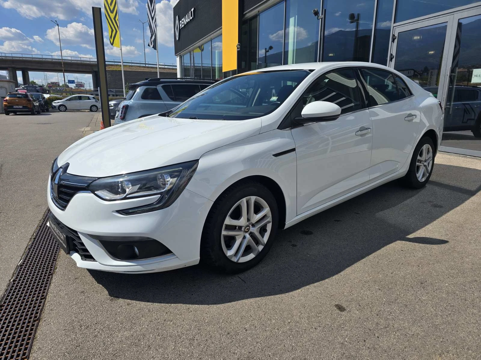 Renault Megane 1.3 TCe 140 EDC | Auto.bg — изображение 1 Renault Megane 1.3 TCe 140 EDC | Auto.bg — изображение 1