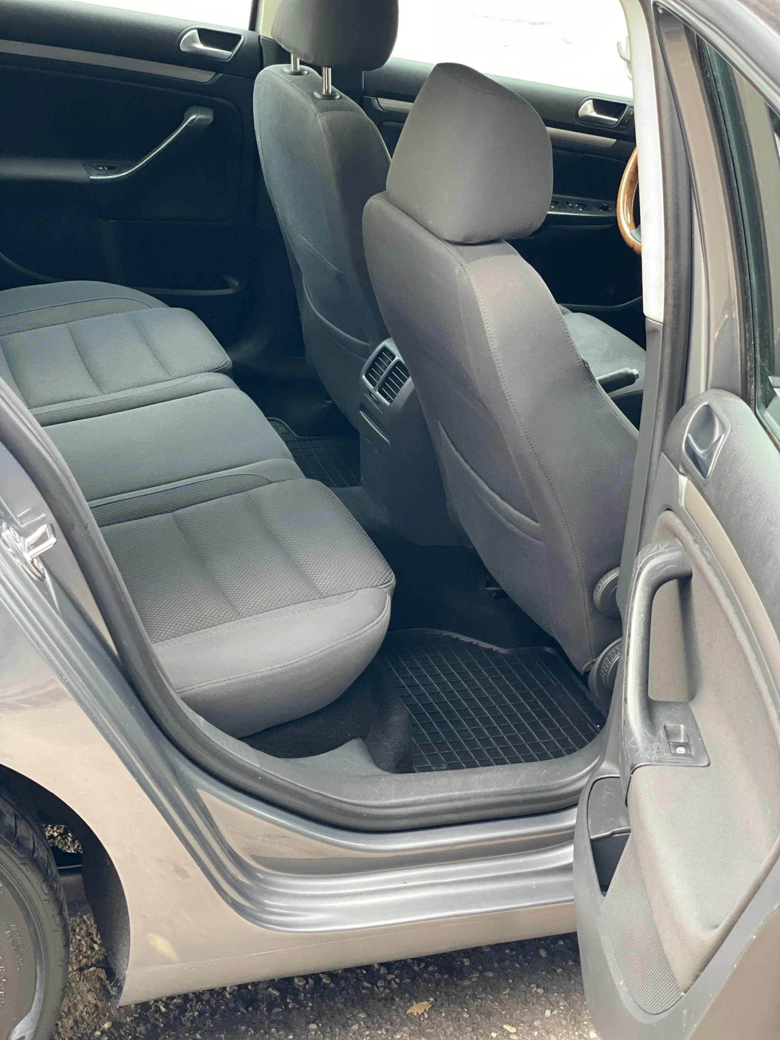 VW Golf 2.0 TDI 140 коня - изображение 9 | Auto.bg VW Golf 2.0 TDI 140 коня - изображение 9