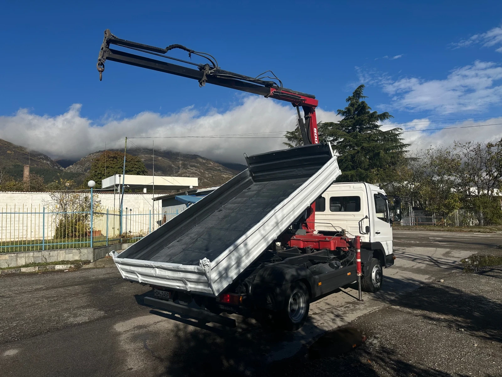 Mercedes-Benz Atego 815* Тристранен самосвал с кран* HMF500 - изображение 4 | Auto.bg Mercedes-Benz Atego 815* Тристранен самосвал с кран* HMF500 - изображение 4