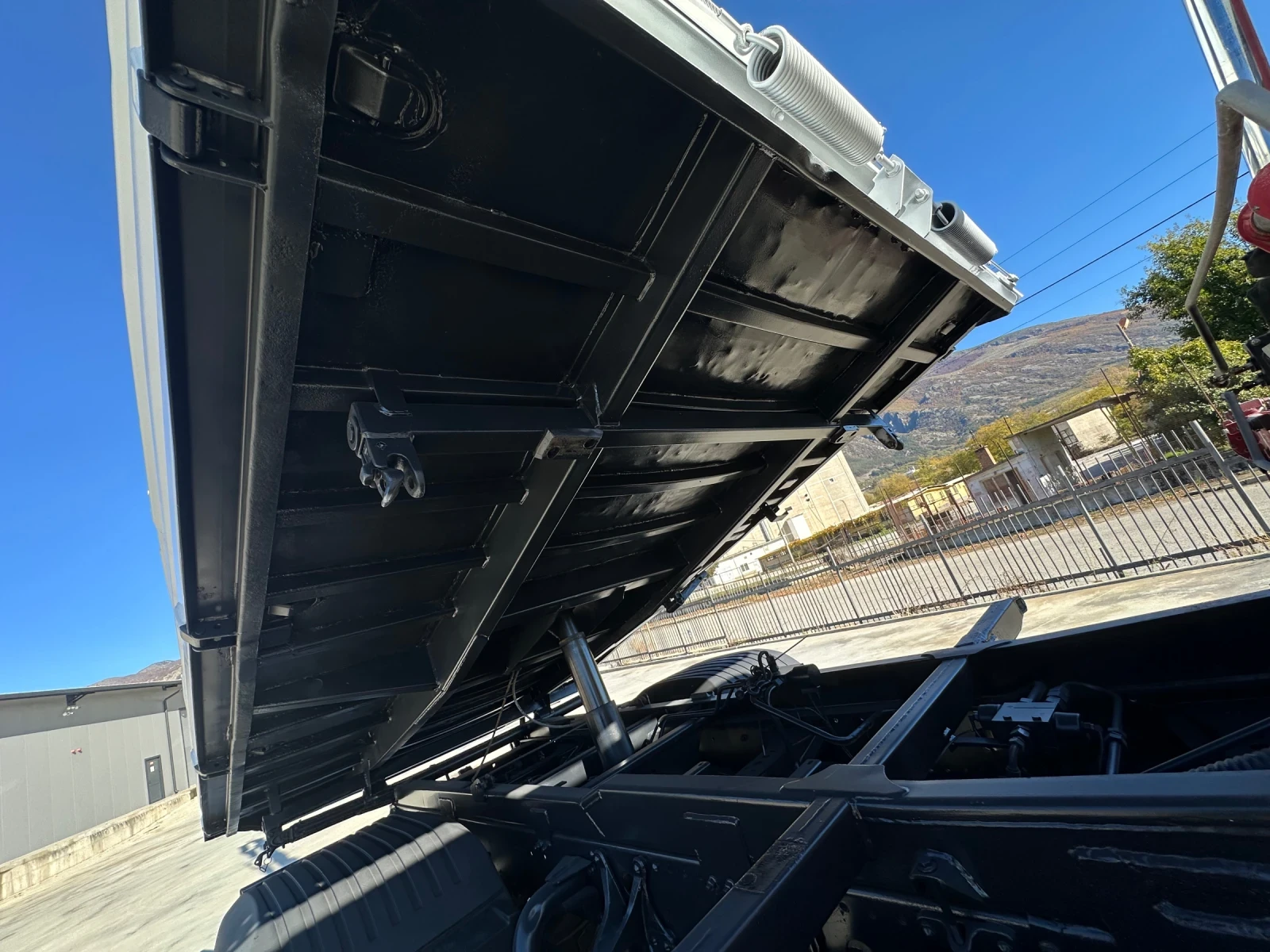 Mercedes-Benz Atego 815* Тристранен самосвал с кран* HMF500 - изображение 9 | Auto.bg Mercedes-Benz Atego 815* Тристранен самосвал с кран* HMF500 - изображение 9