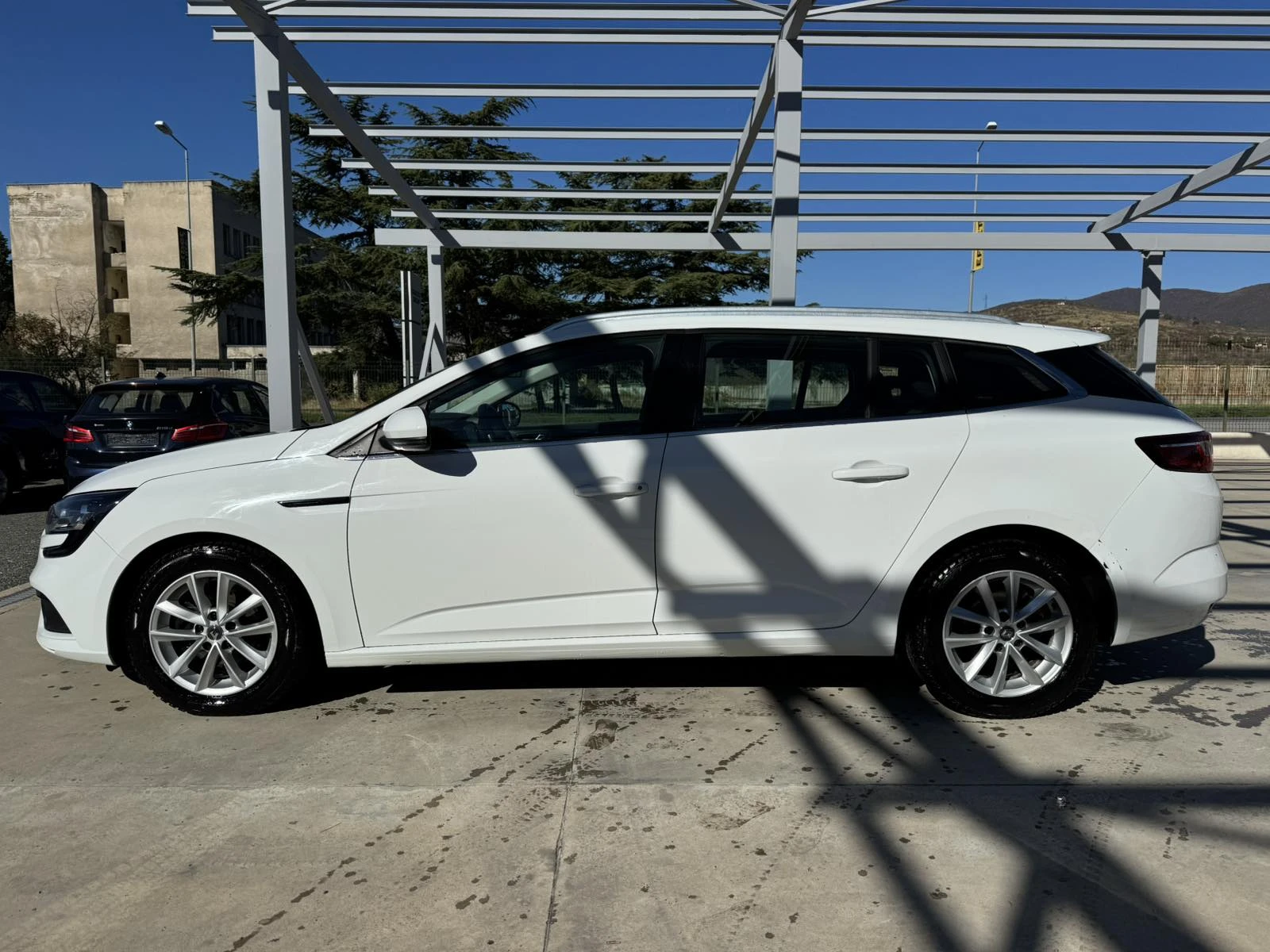 Renault Megane 110ps* Нави* Камера* Клима* Паркт*  - изображение 2 | Auto.bg Renault Megane 110ps* Нави* Камера* Клима* Паркт*  - изображение 2