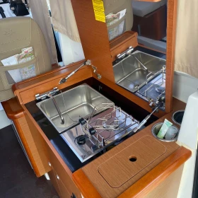 Моторна яхта Jeanneau Merry Fisher 855 | Auto.bg — изображение 7 Моторна яхта Jeanneau Merry Fisher 855 | Auto.bg — изображение 7