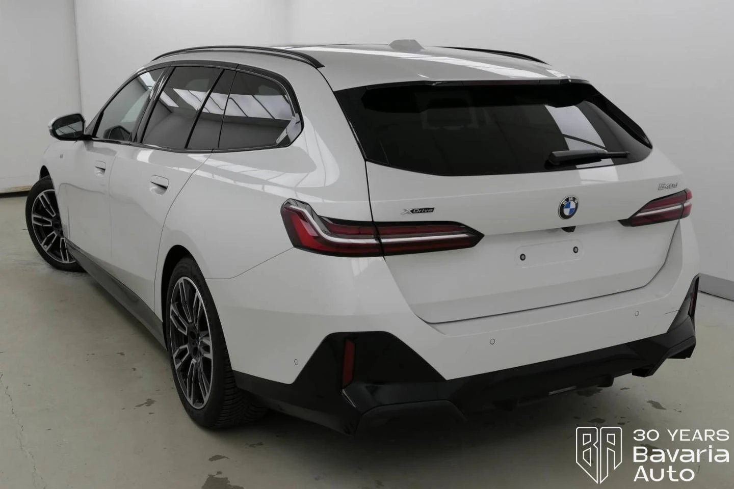 BMW 540 d xDrive Touring M Sport Paket Steptronic - изображение 2 | Auto.bg BMW 540 d xDrive Touring M Sport Paket Steptronic - изображение 2