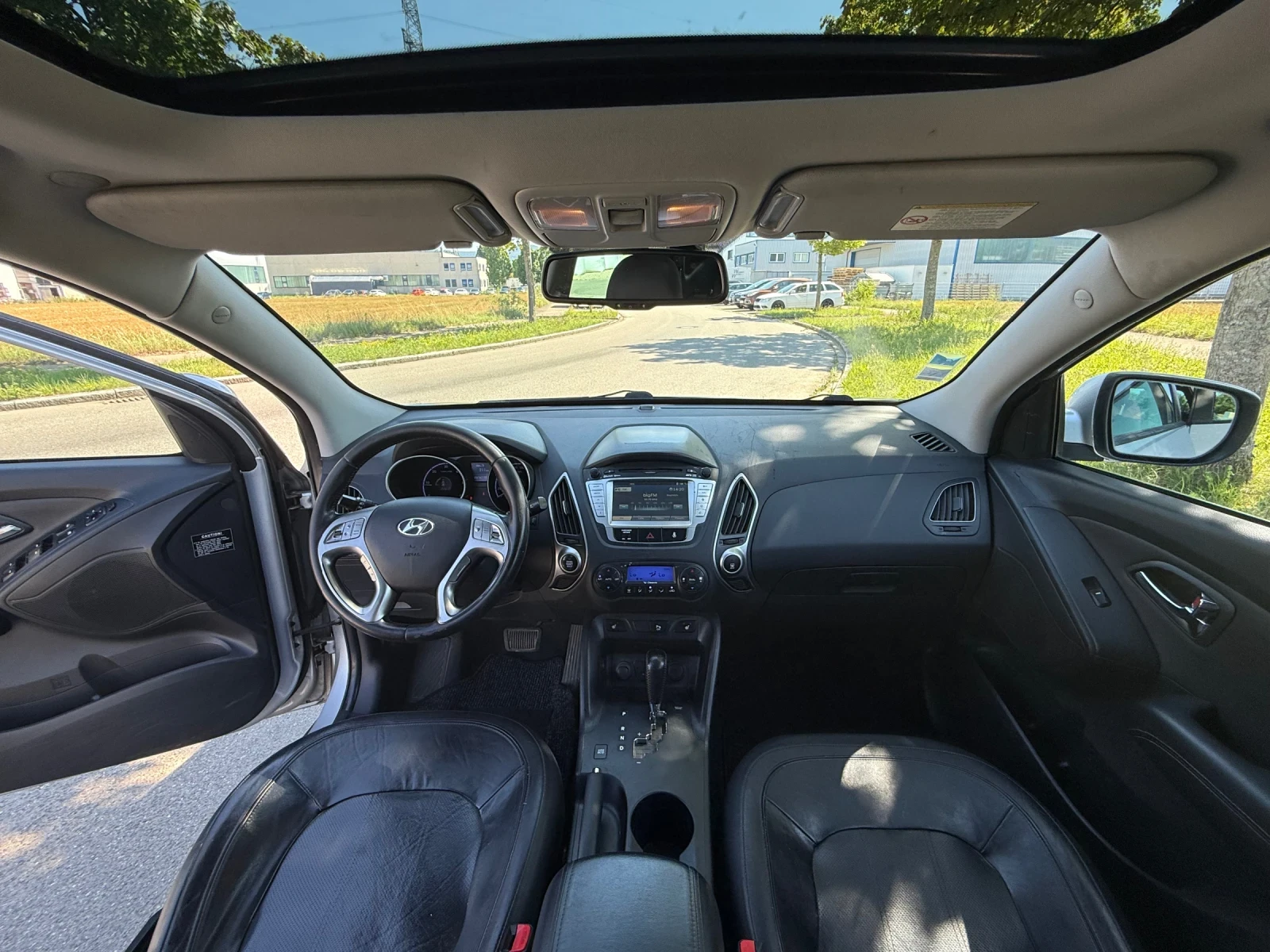 Hyundai IX35 2.0 CRDI 184 к.с. 4WD Автоматик Панорама KeylessGo - изображение 8 | Auto.bg Hyundai IX35 2.0 CRDI 184 к.с. 4WD Автоматик Панорама KeylessGo - изображение 8