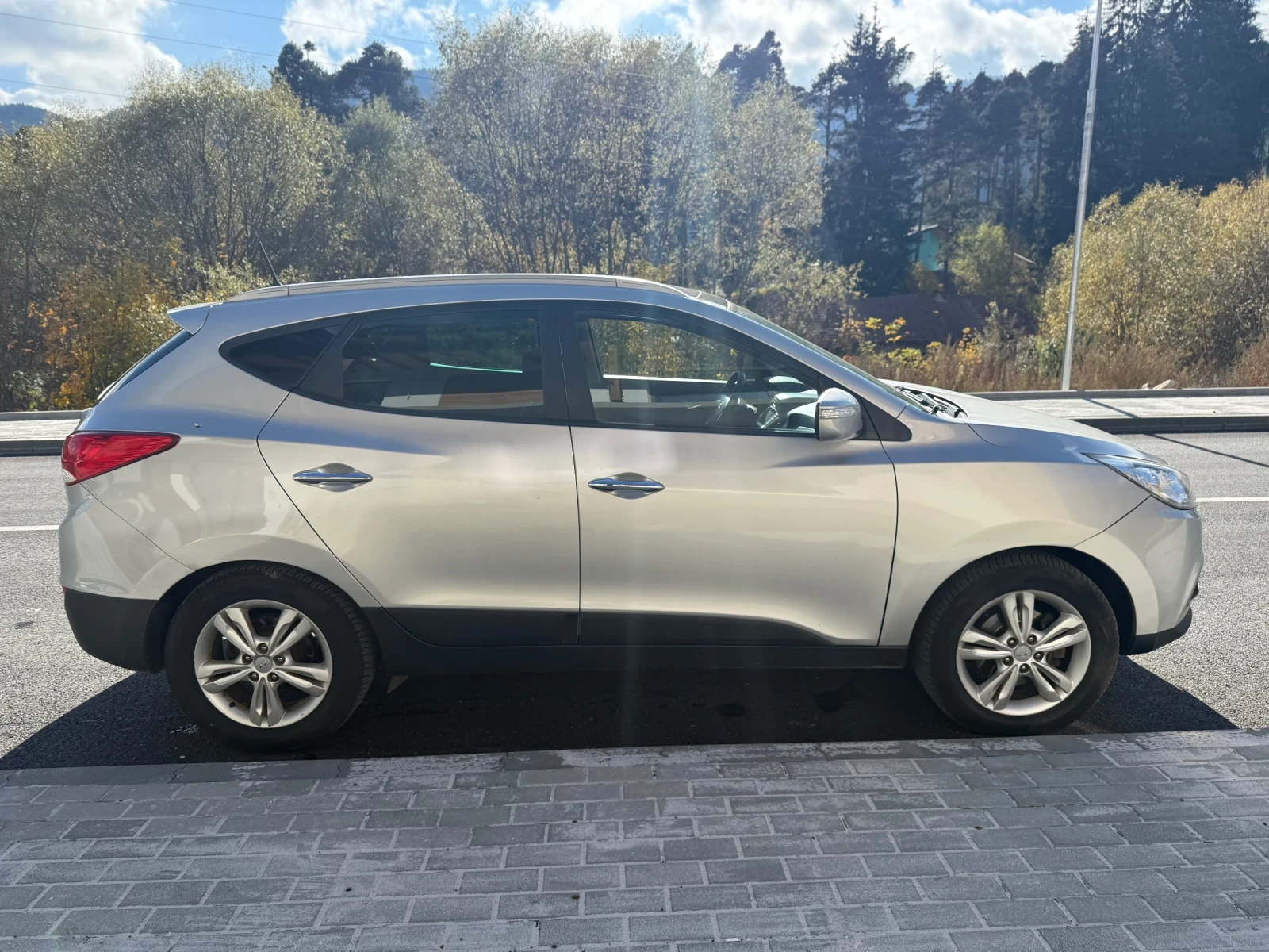 Hyundai IX35 2.0 CRDI 184 к.с. 4WD Автоматик Панорама KeylessGo - изображение 6 | Auto.bg Hyundai IX35 2.0 CRDI 184 к.с. 4WD Автоматик Панорама KeylessGo - изображение 6