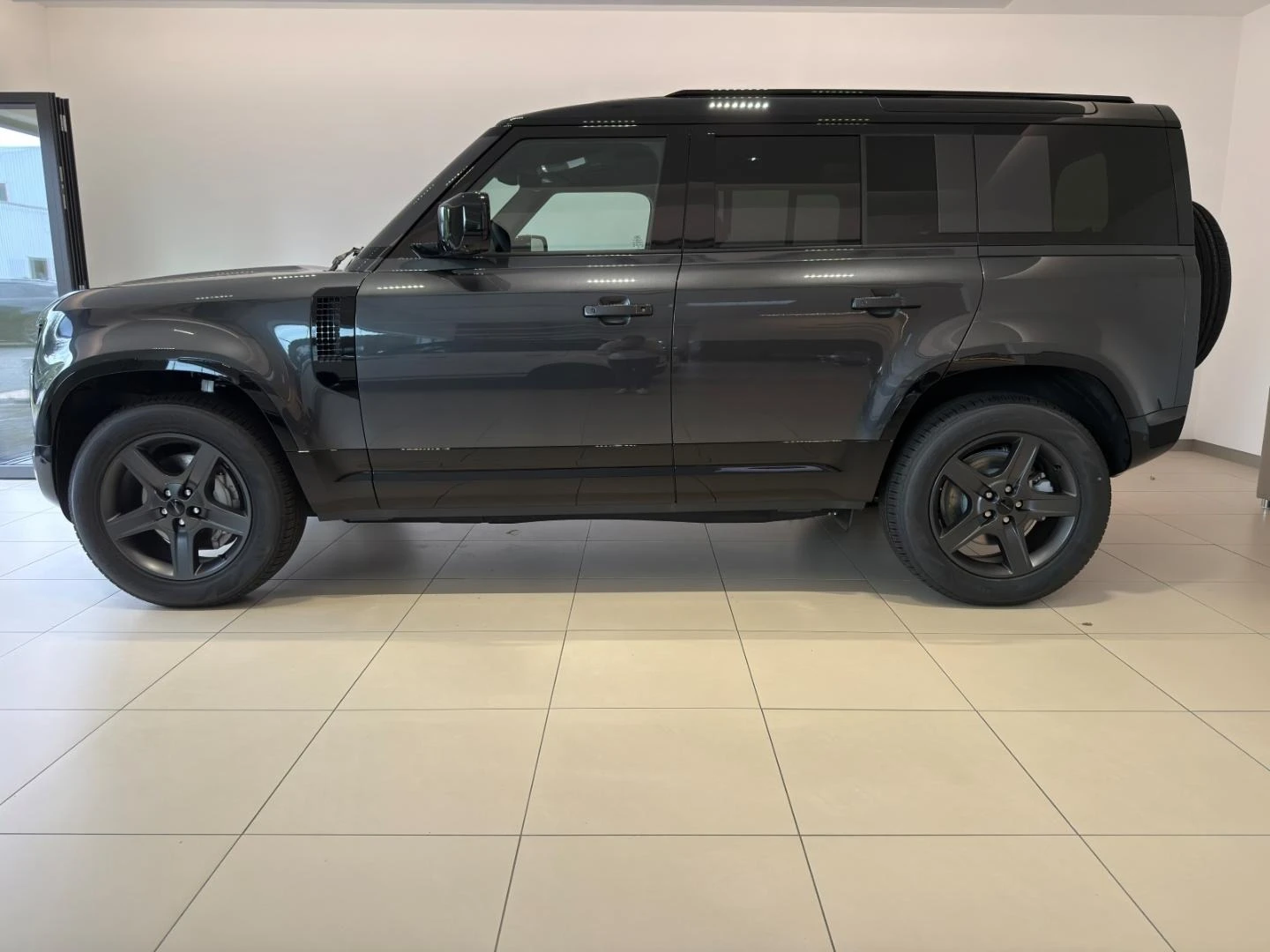 Land Rover Defender D350 X-DYNAMIC/MERIDIAN/PANO/HEAD UP/360/ - изображение 4 | Auto.bg Land Rover Defender D350 X-DYNAMIC/MERIDIAN/PANO/HEAD UP/360/ - изображение 4