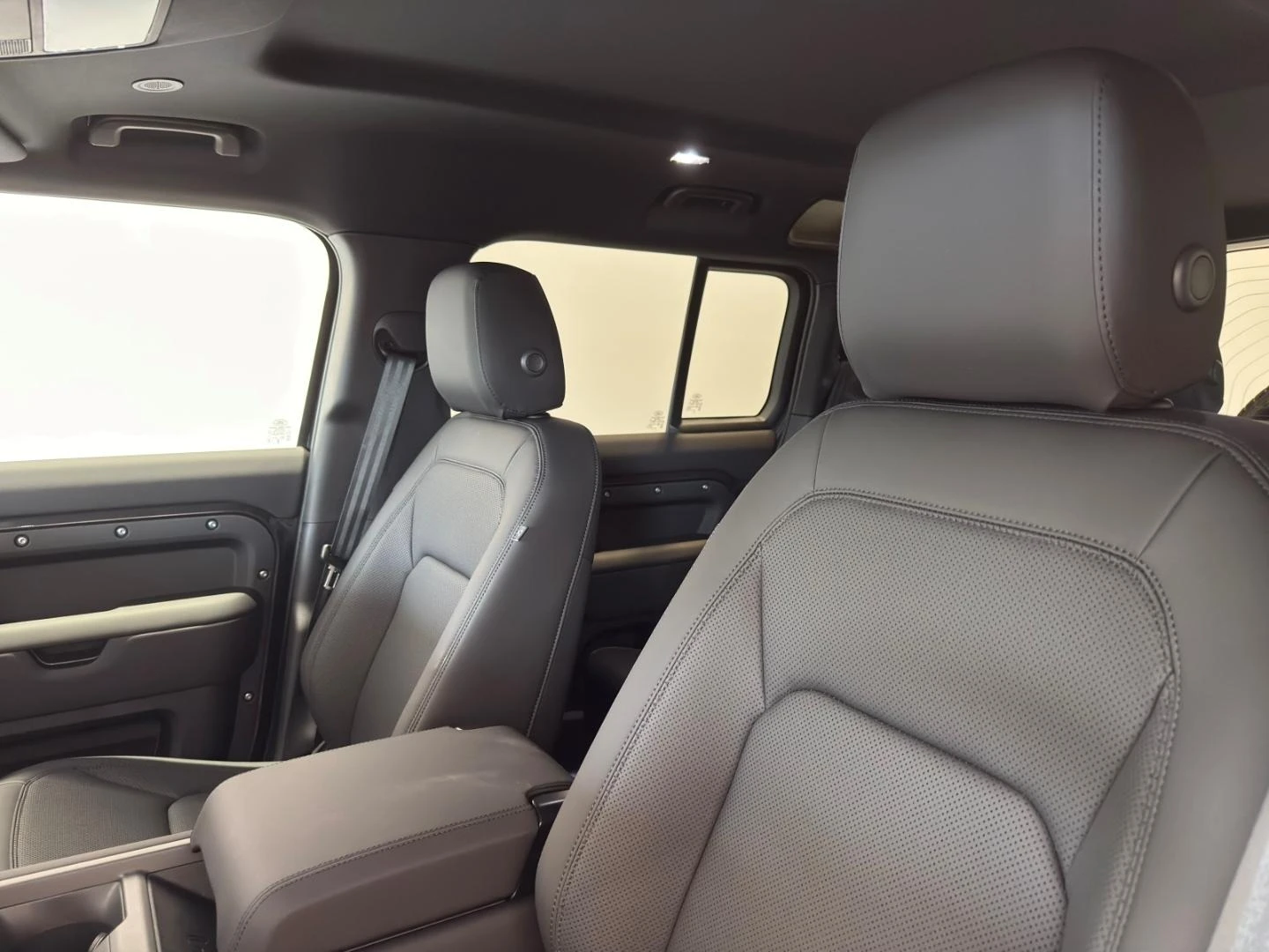 Land Rover Defender D350 X-DYNAMIC/MERIDIAN/PANO/HEAD UP/360/ - изображение 9 | Auto.bg Land Rover Defender D350 X-DYNAMIC/MERIDIAN/PANO/HEAD UP/360/ - изображение 9