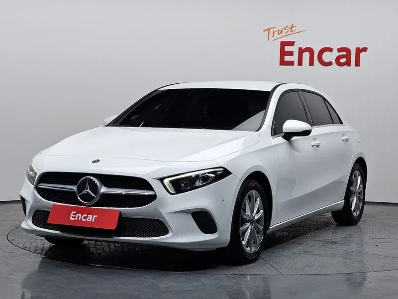 Mercedes-Benz 220 Hatchback | Auto.bg — изображение 1 Mercedes-Benz 220 Hatchback | Auto.bg — изображение 1