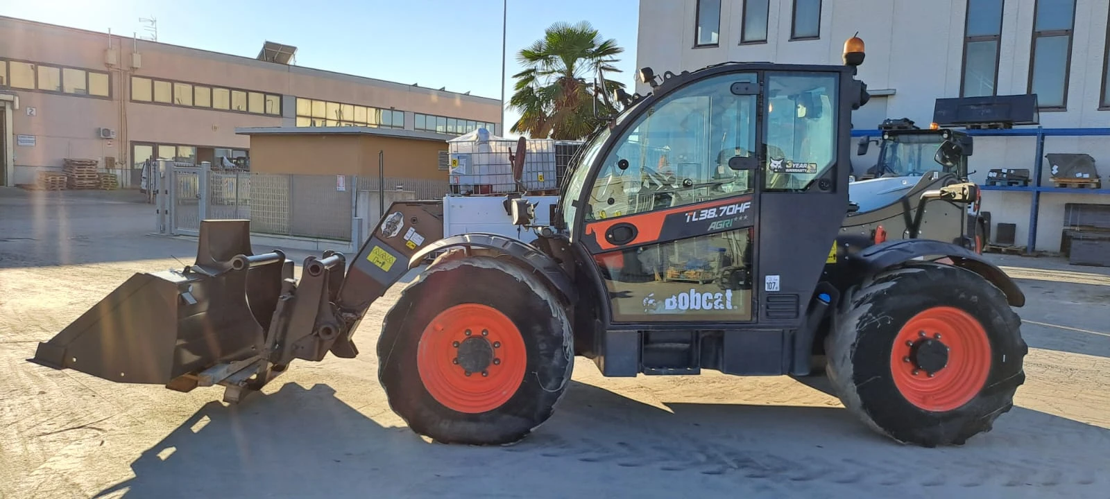 Телескопични товарачи Bobcat PF2-TL38.70X КЛИМАТИК - изображение 3 | Auto.bg Телескопични товарачи Bobcat PF2-TL38.70X КЛИМАТИК - изображение 3