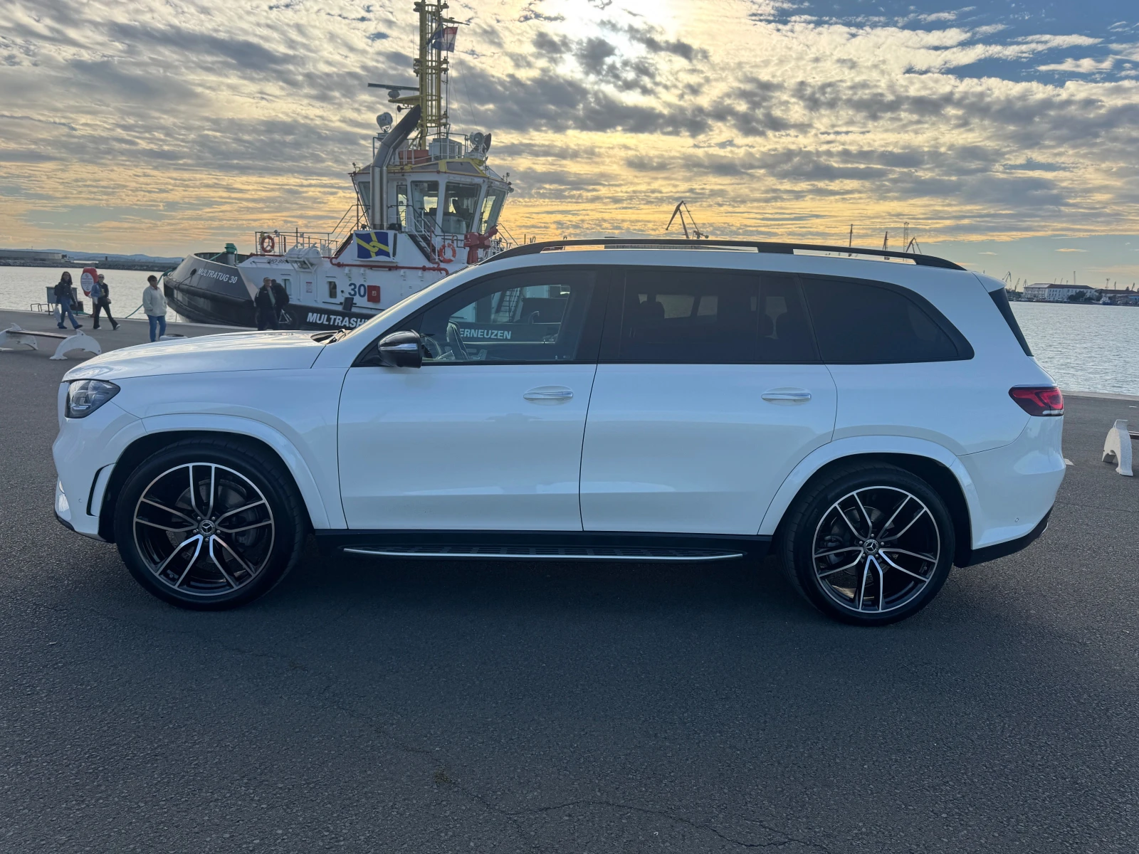 Mercedes-Benz GLS 400 d AMG Night Packet; Burmester; Full - изображение 3 | Auto.bg Mercedes-Benz GLS 400 d AMG Night Packet; Burmester; Full - изображение 3