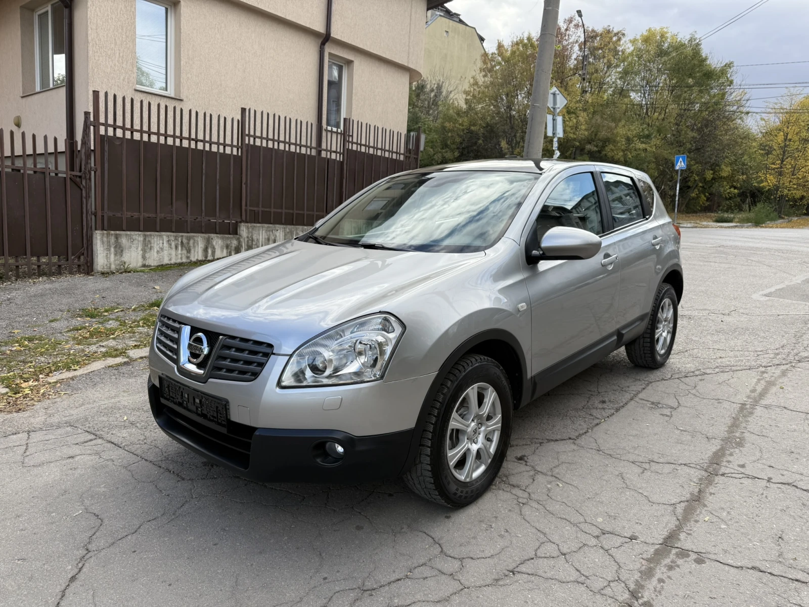 Nissan Qashqai 2.0i 141HP 4x4 / AVTOMAT / PANORAMA / FULL KEYLES - изображение 2 | Auto.bg Nissan Qashqai 2.0i 141HP 4x4 / AVTOMAT / PANORAMA / FULL KEYLES - изображение 2
