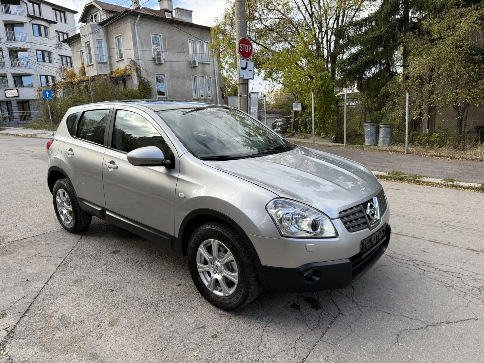 Nissan Qashqai 2.0i 141HP 4x4 / AVTOMAT / PANORAMA / FULL KEYLES - изображение 8 | Auto.bg Nissan Qashqai 2.0i 141HP 4x4 / AVTOMAT / PANORAMA / FULL KEYLES - изображение 8