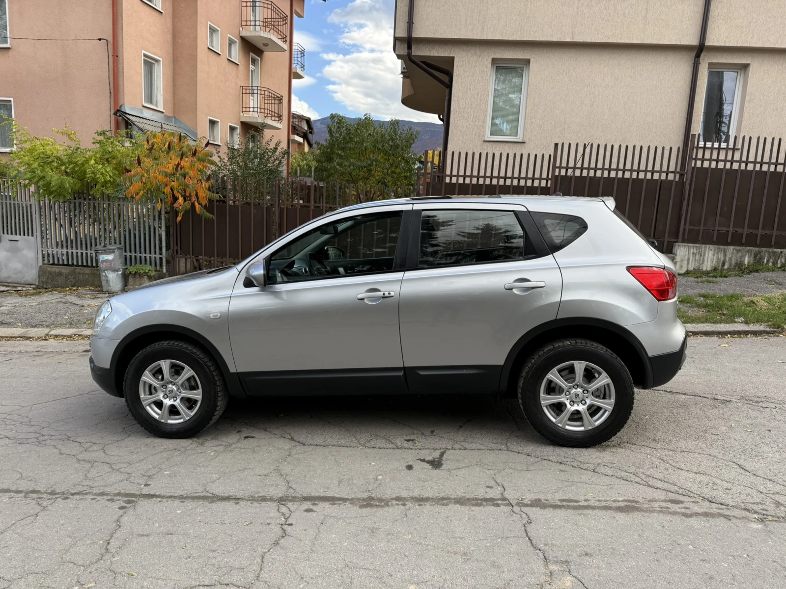 Nissan Qashqai 2.0i 141HP 4x4 / AVTOMAT / PANORAMA / FULL KEYLES - изображение 3 | Auto.bg Nissan Qashqai 2.0i 141HP 4x4 / AVTOMAT / PANORAMA / FULL KEYLES - изображение 3