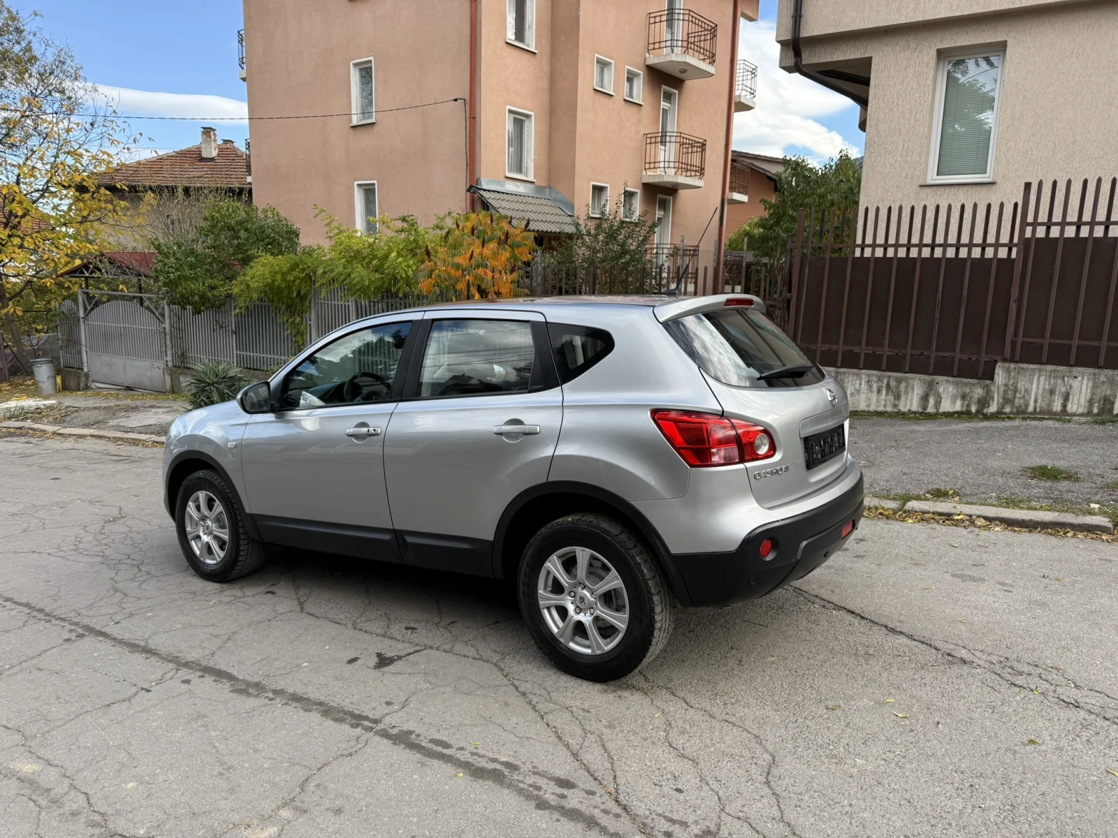 Nissan Qashqai 2.0i 141HP 4x4 / AVTOMAT / PANORAMA / FULL KEYLES - изображение 4 | Auto.bg Nissan Qashqai 2.0i 141HP 4x4 / AVTOMAT / PANORAMA / FULL KEYLES - изображение 4