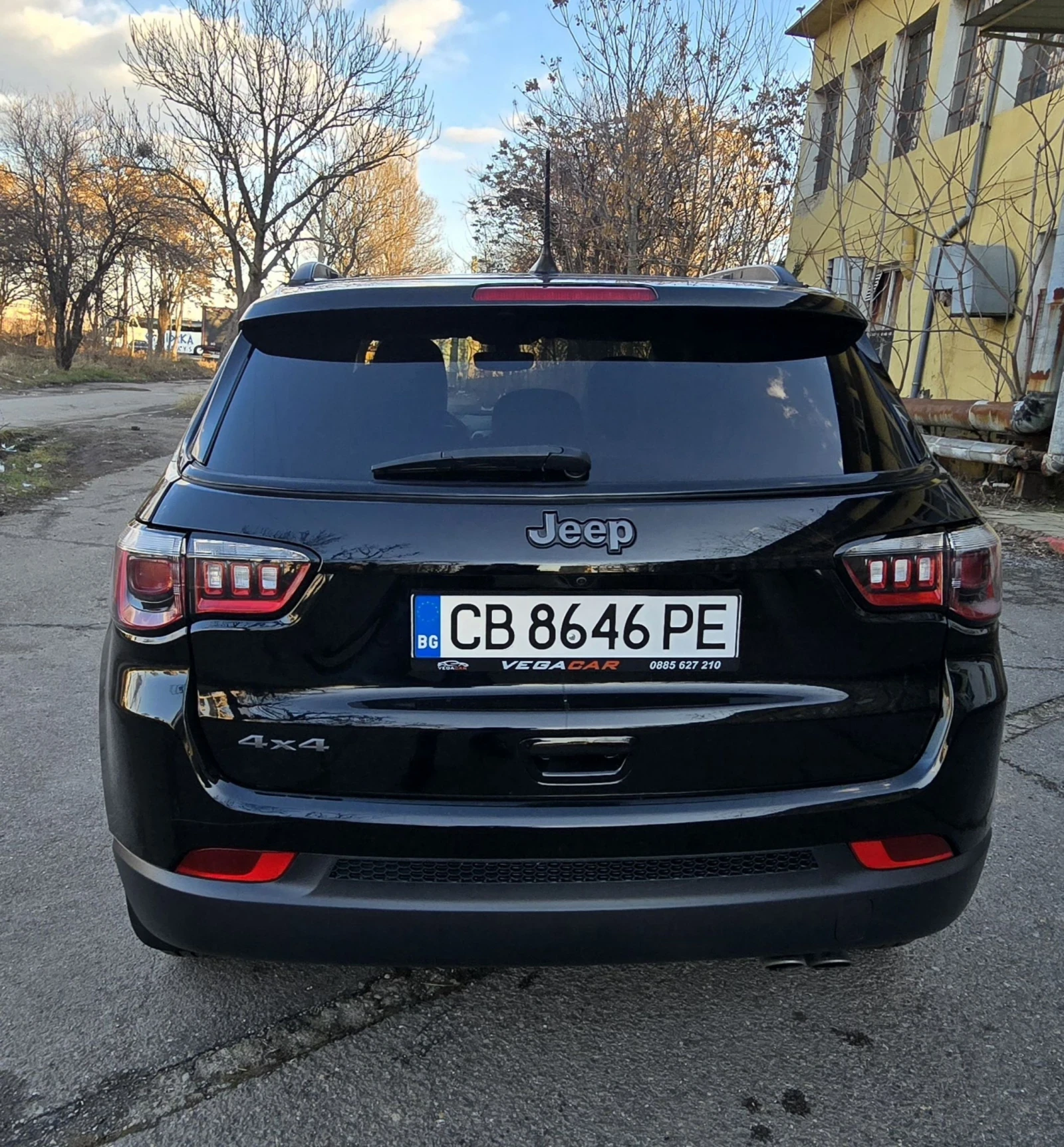 Jeep Compass автомат, 2, 4куб, 182кс, 4х4, камера, газ/бензин - изображение 3 | Auto.bg Jeep Compass автомат, 2, 4куб, 182кс, 4х4, камера, газ/бензин - изображение 3
