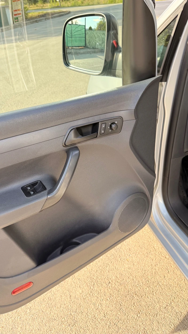 VW Caddy 1.6 TDI, снимка 6 - Автомобили и джипове - 52678350