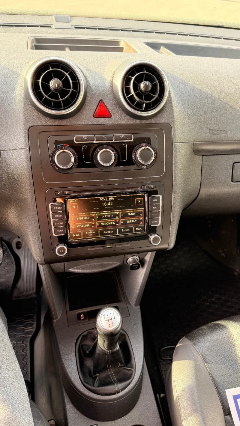 VW Caddy 1.6 TDI, снимка 7 - Автомобили и джипове - 52678350