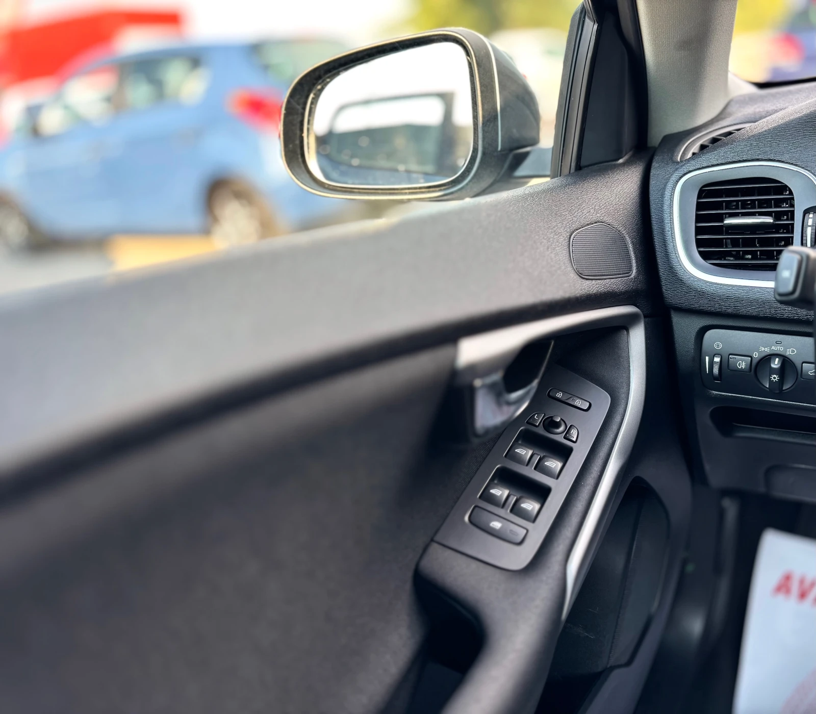 Volvo V40  - изображение 10