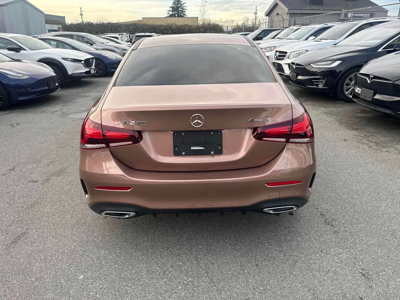 Mercedes-Benz A 220 * 4MATIC * AMG PACK* ДИСТРОНИК* ПАНОРАМА* AMBIENT*, снимка 4 - Автомобили и джипове - 54144736