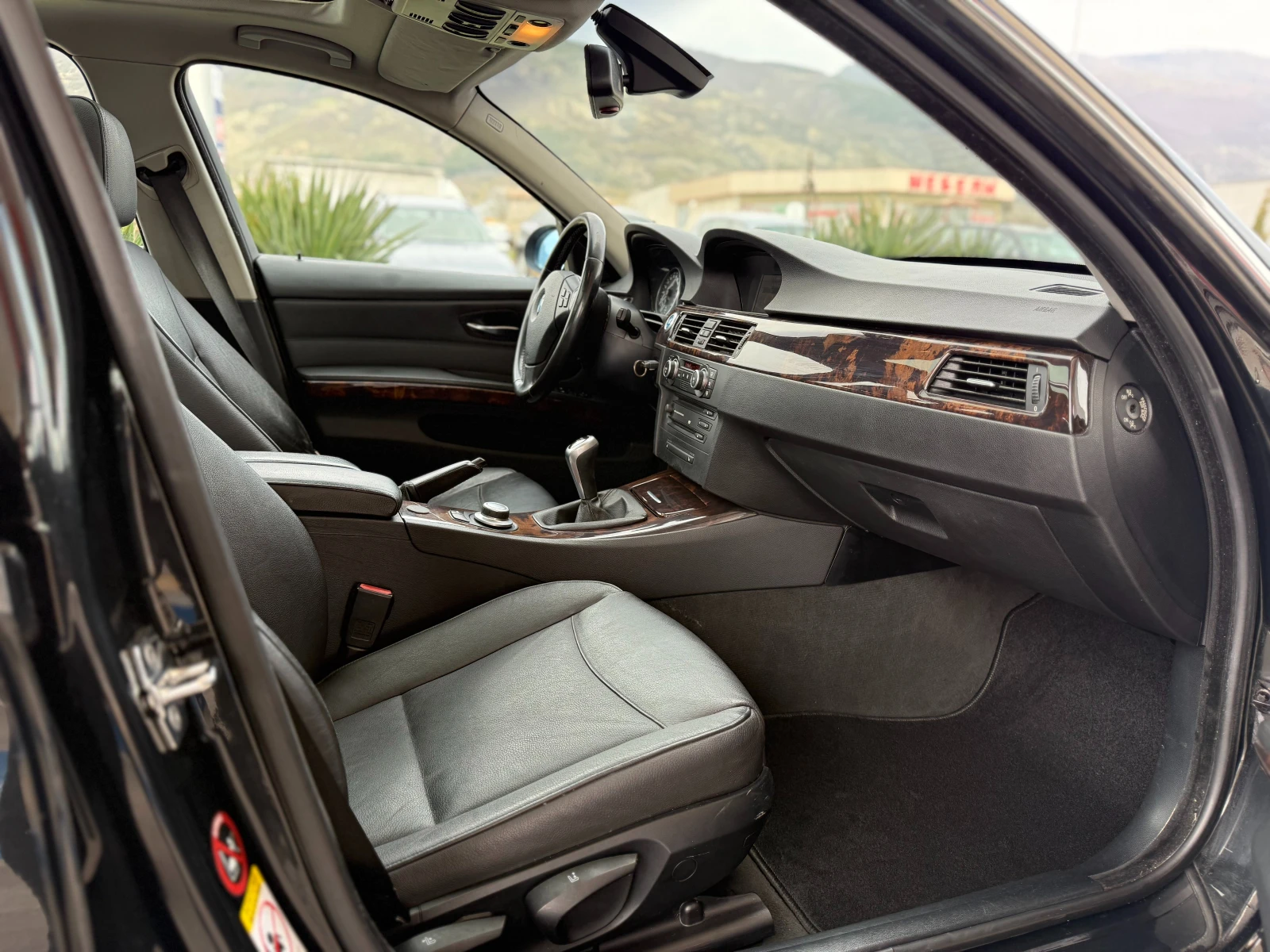 BMW 325 Pano/Hi-Fi/Задно, снимка 12 - Автомобили и джипове - 54189887