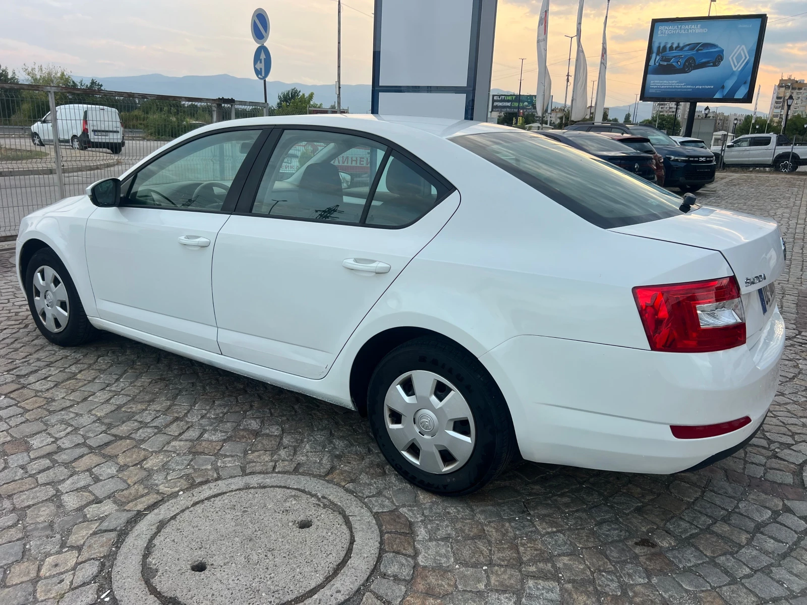 Skoda Octavia 1.6 TDI CLIMA/NAVI, снимка 11 - Автомобили и джипове - 55675938