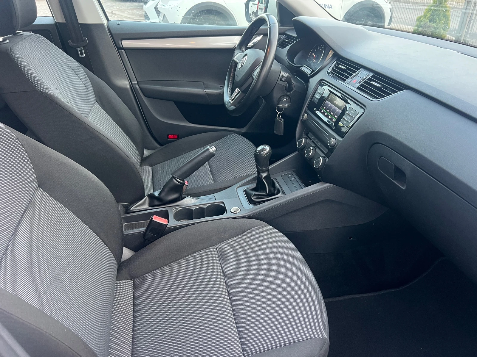 Skoda Octavia 1.6 TDI CLIMA/NAVI, снимка 15 - Автомобили и джипове - 55675938