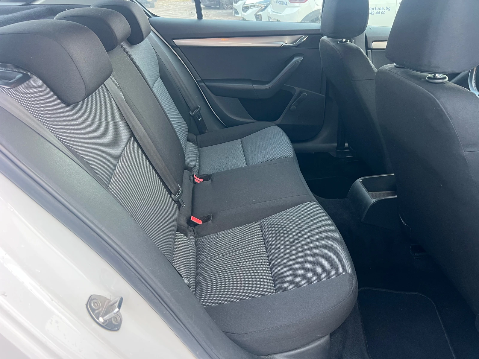 Skoda Octavia 1.6 TDI CLIMA/NAVI, снимка 14 - Автомобили и джипове - 55675938
