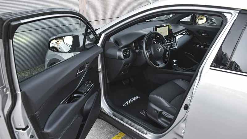 Toyota C-HR 2.0 Hybrid Club Automatic, снимка 8 - Автомобили и джипове - 51288876