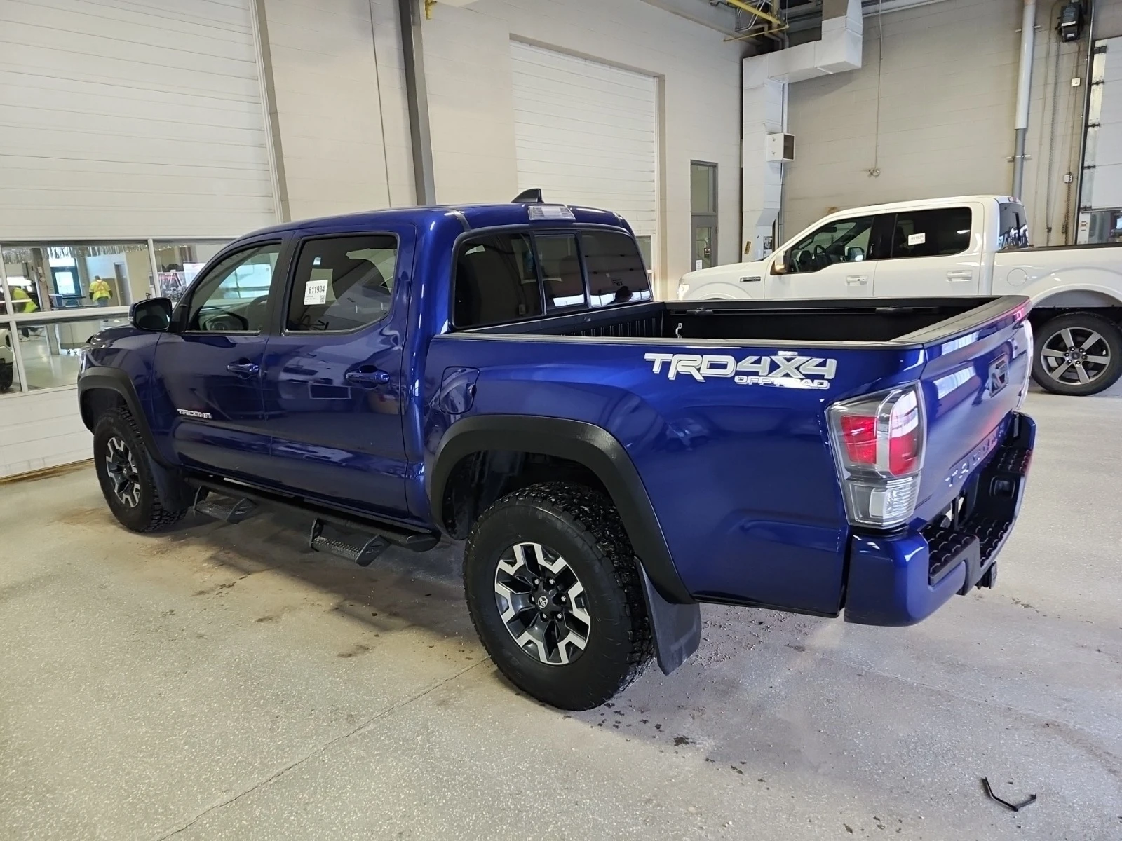 Toyota Tacoma * NIGHTSHADE CREW CAB SHORT BED* Aвтокредит* CarFa - изображение 4