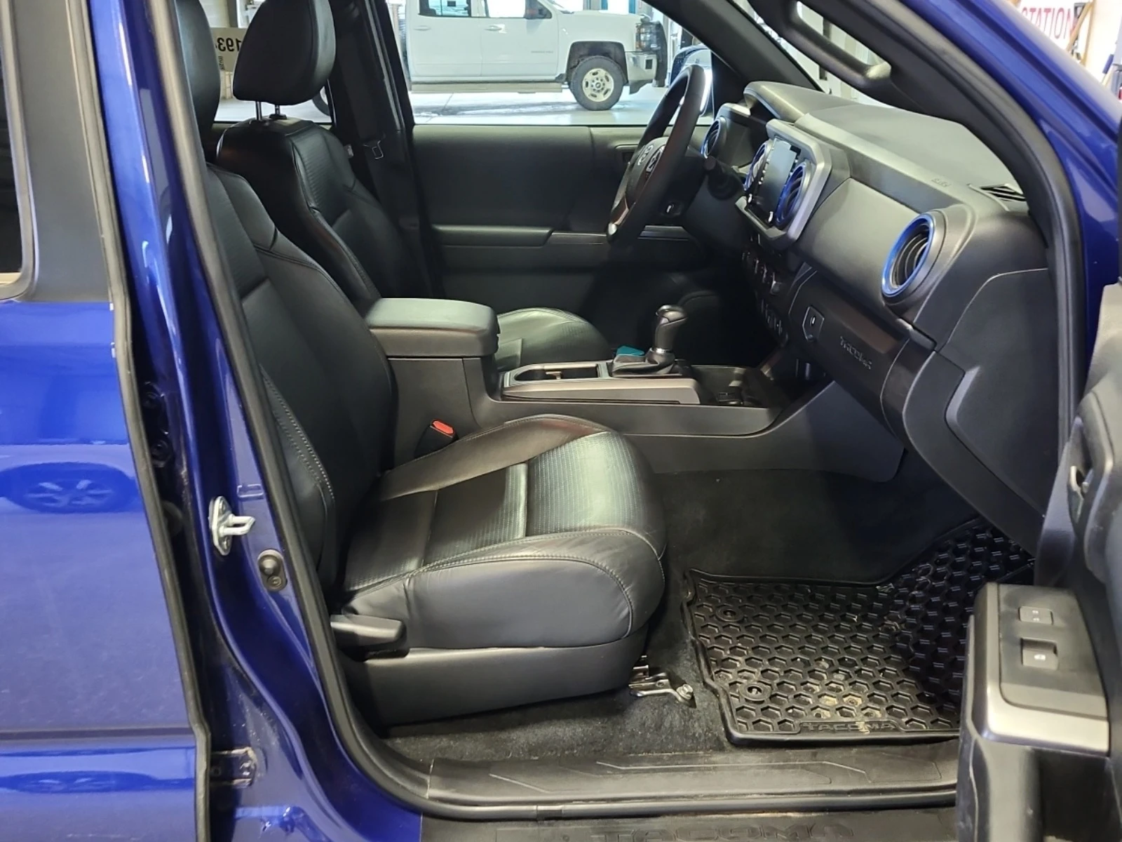 Toyota Tacoma * NIGHTSHADE CREW CAB SHORT BED* Aвтокредит* CarFa, снимка 13 - Автомобили и джипове - 53736973